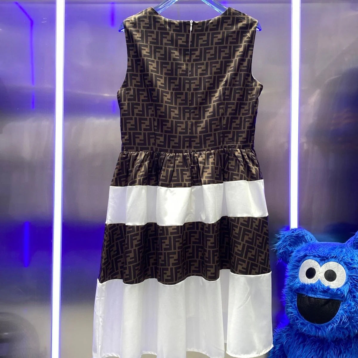 New High Sense Fashion Sleeveless Dress 1024051502