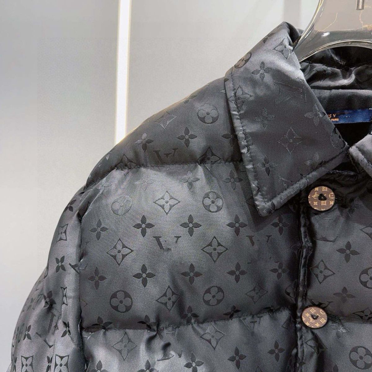 Advanced jacquard dark patterned short down jacket 1024111115
