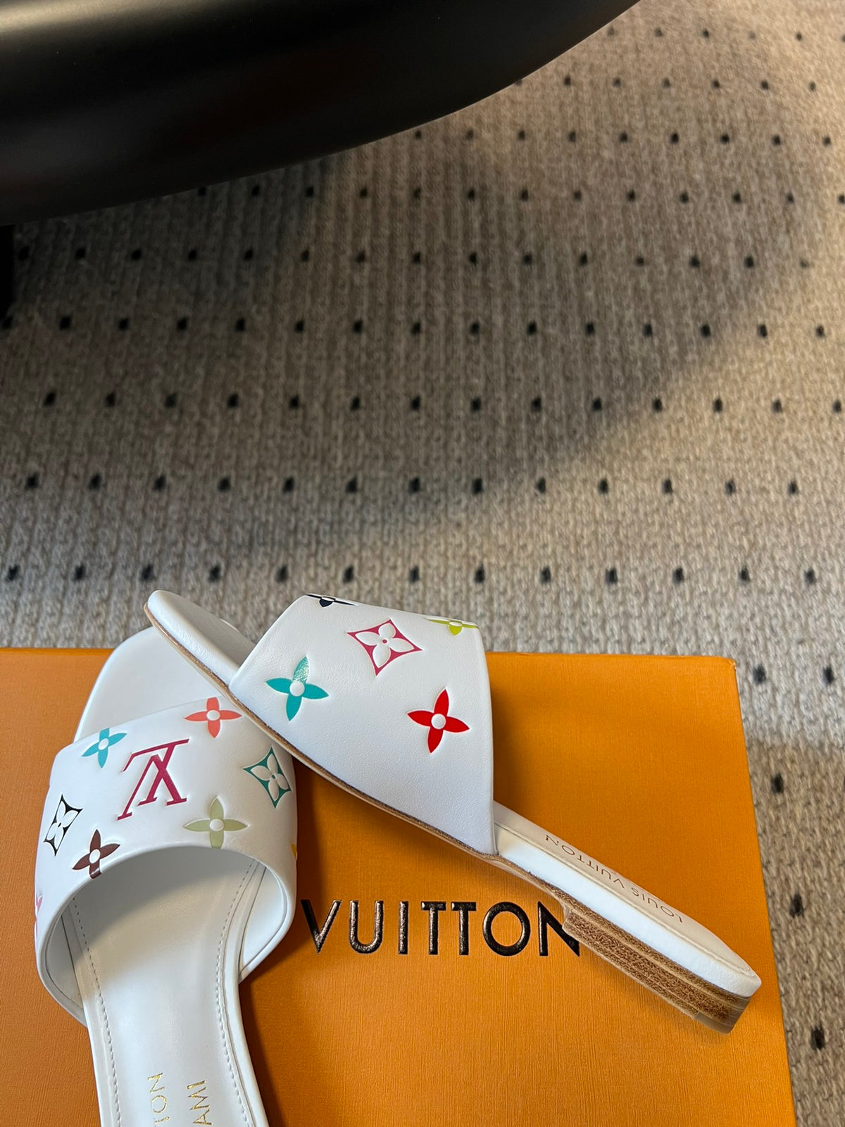 L fashion 3 color hot slippers 0725031904