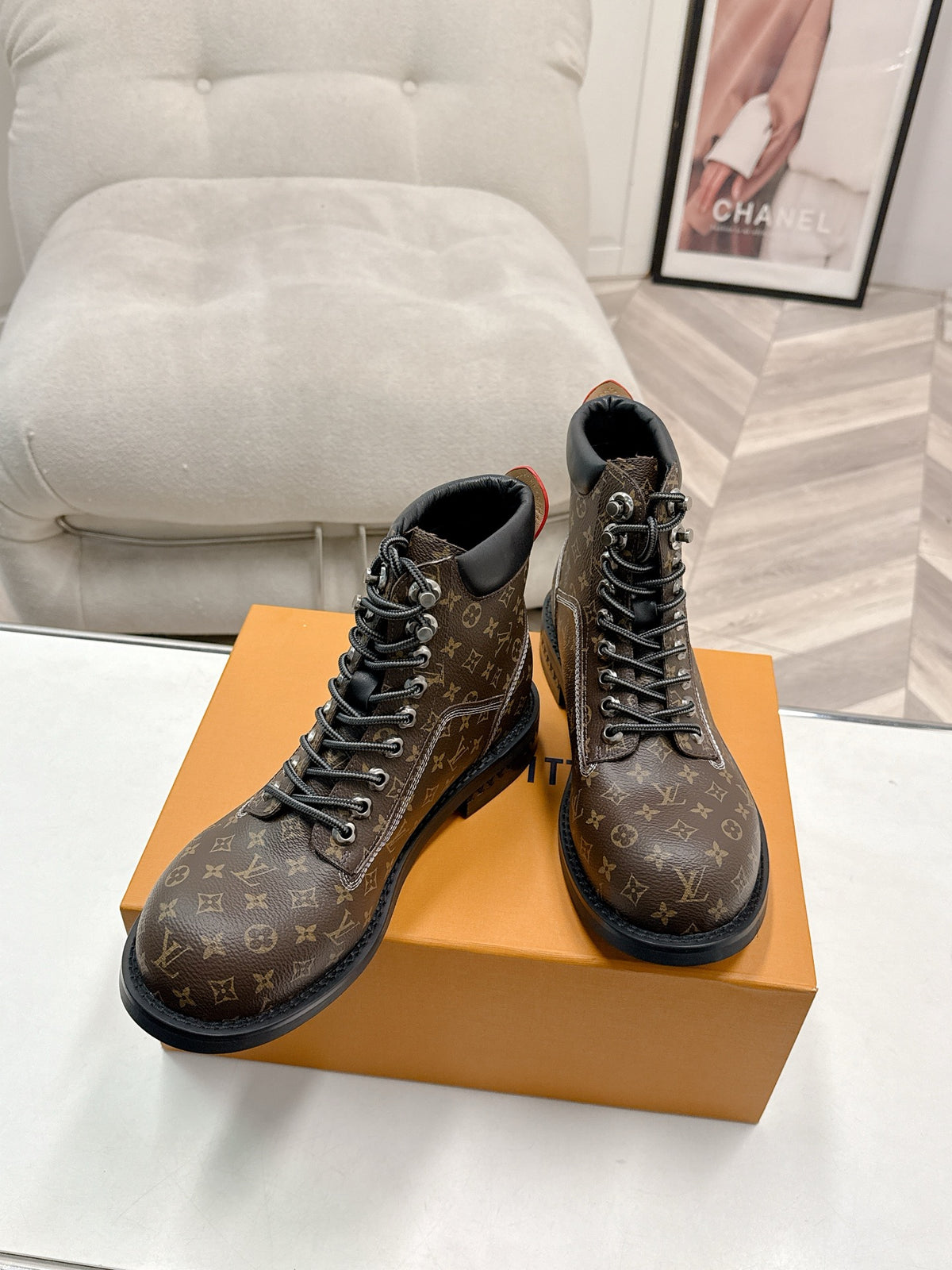 L fashion couple's Dr. Martens ankle boots 0725101303