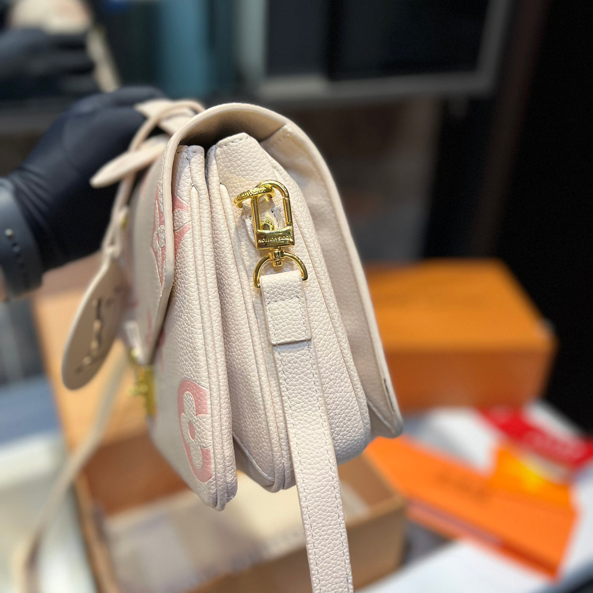 New V Logo Messenger Bag XC16060306