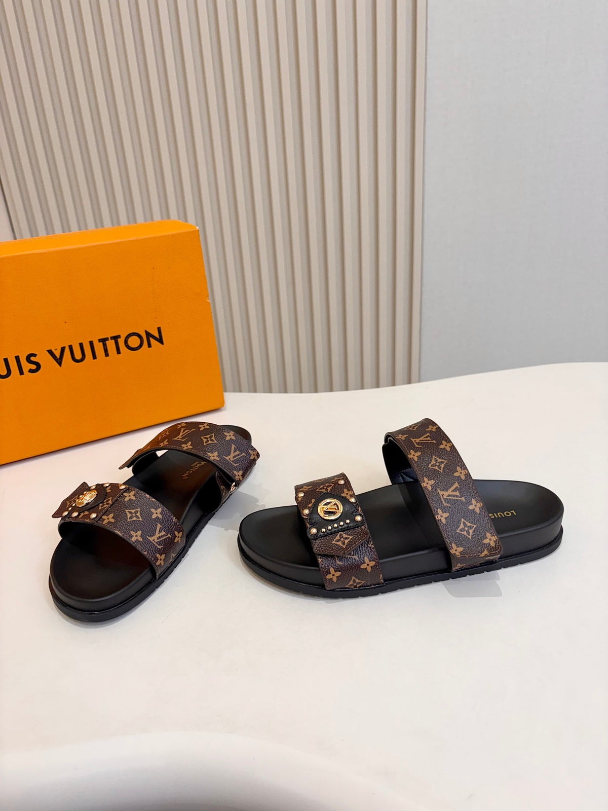 V New Arrival Slippers for Spring & Summer 0726062503