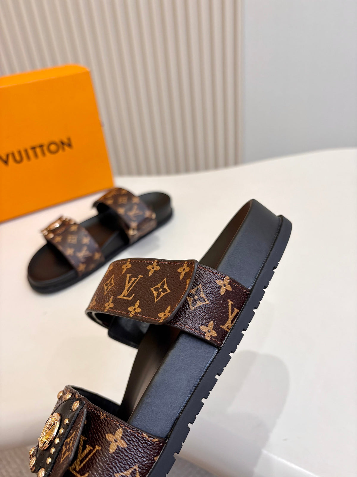 V New Arrival Slippers for Spring & Summer 0726062503