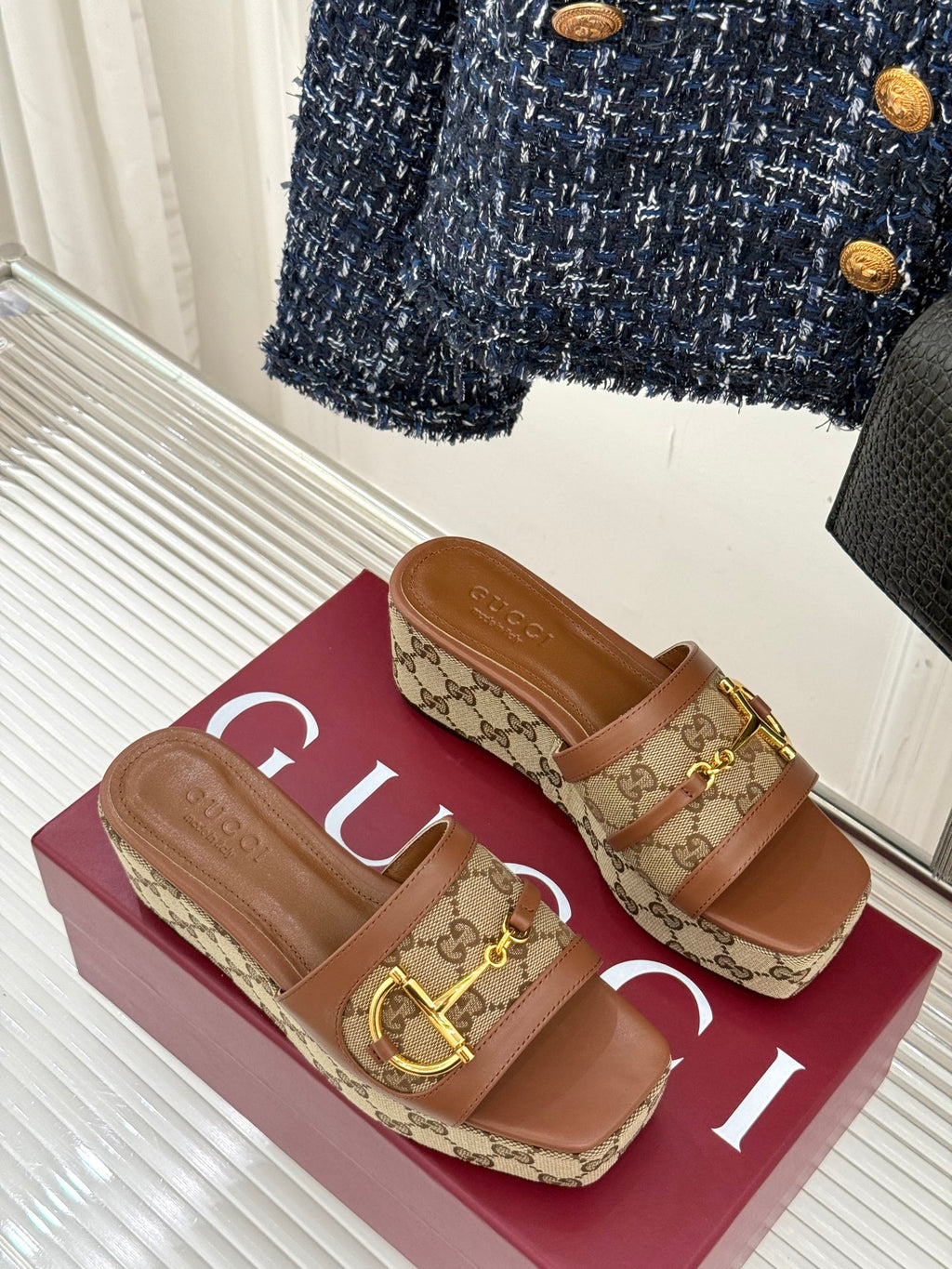 Thick-soled slippers with horse bit buckles 0725102402
