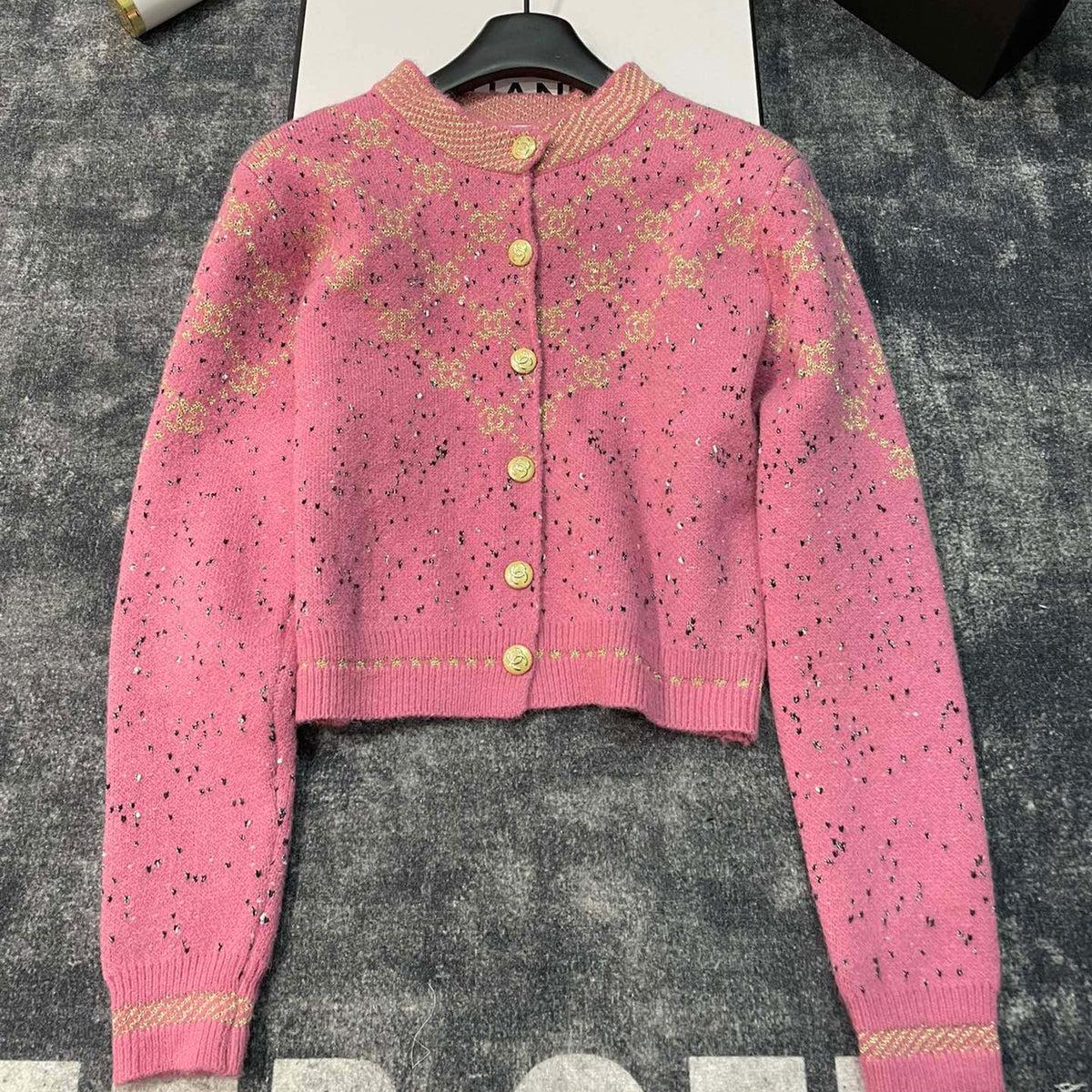fashion gold thread jacquard custom gold buckle custom yarn gradient round neck long sleeve buttoned knitted sweater cardigan jacket XC0723112005