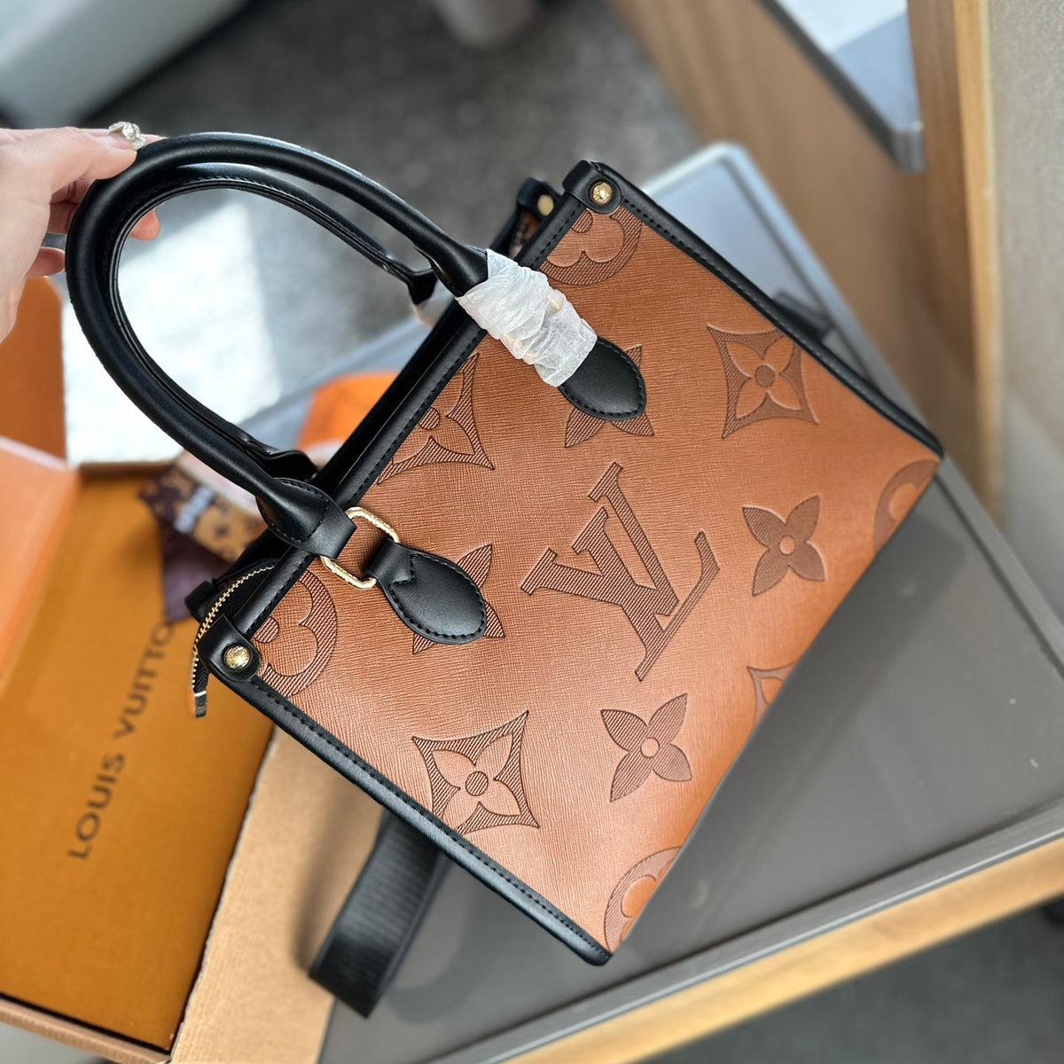 L 24New Onthego East West Tote Bag 1824061202