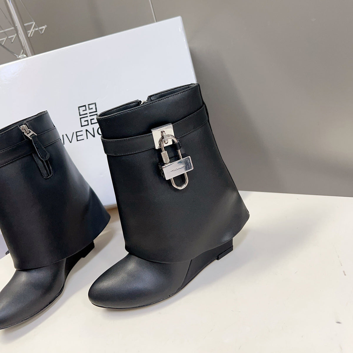 New fashion metal buckle boots leather boots(41/42 need to be customized)
