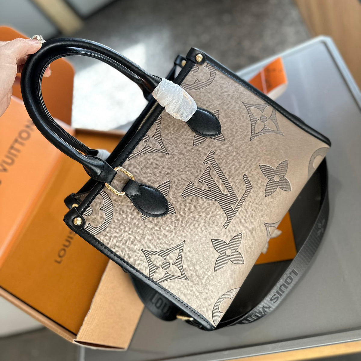 L 24New Onthego East West Tote Bag 1824061202