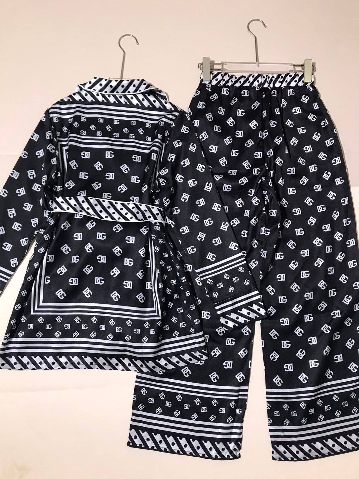 DG full print letter belt waist lapel long sleeve home pajamas set 0725032703