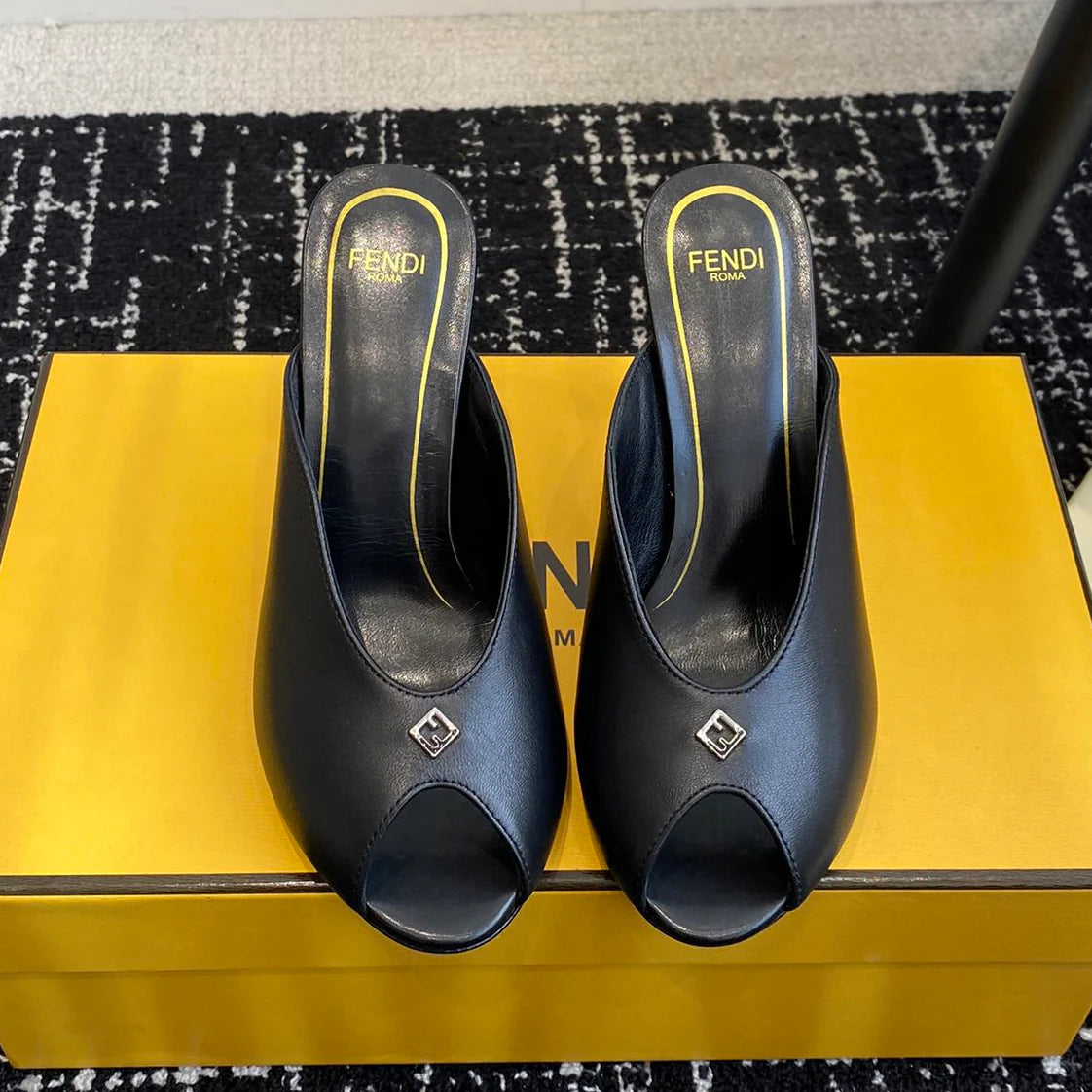 New round head fish mouth high heel sandals 1025050701