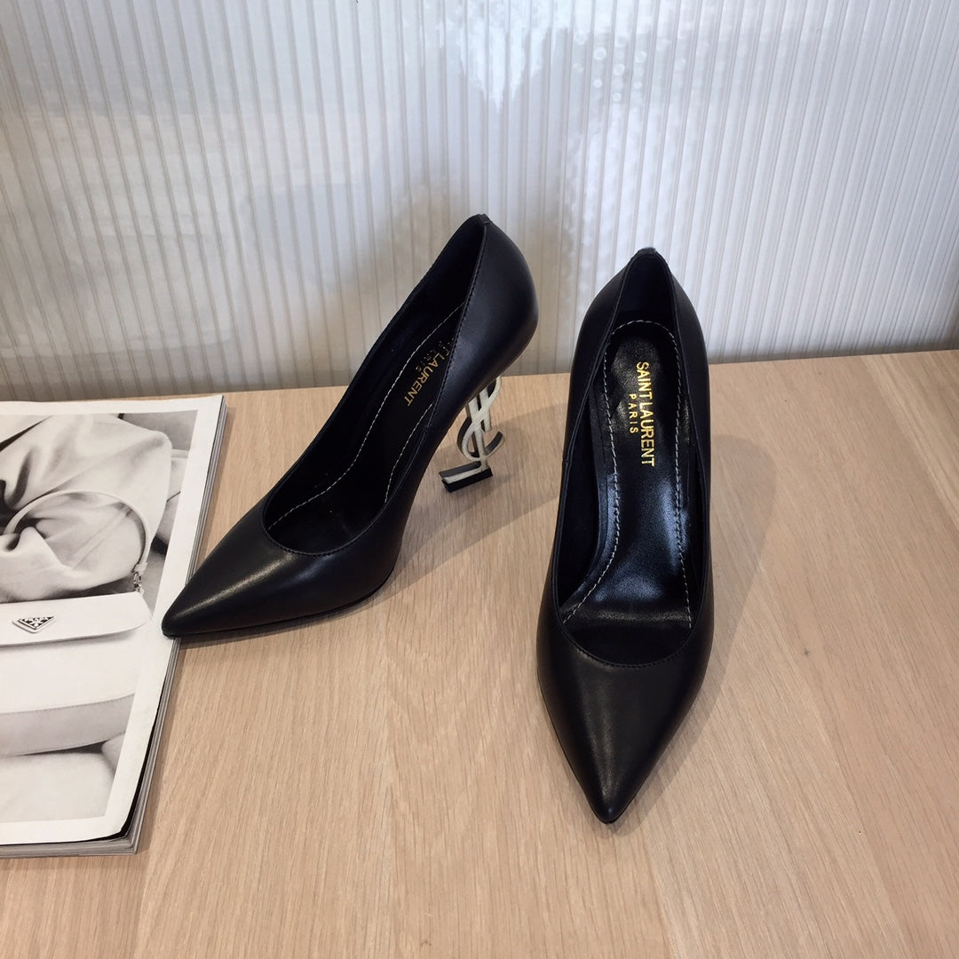 Classic high-heeled sandals combine modernity and fashion 0224052602