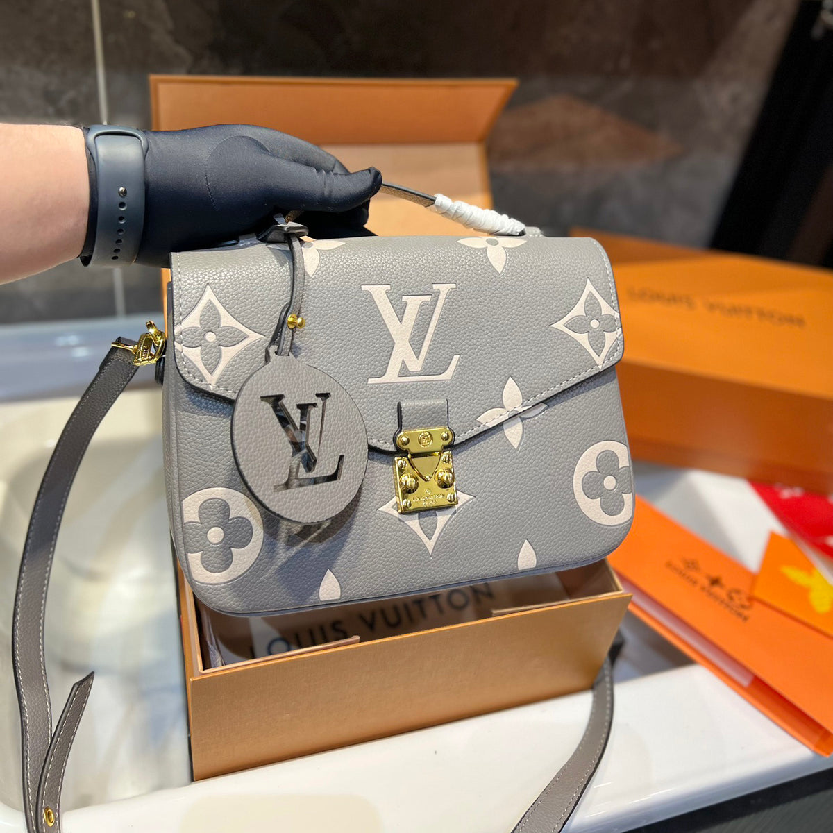 New V Logo Messenger Bag XC16060306