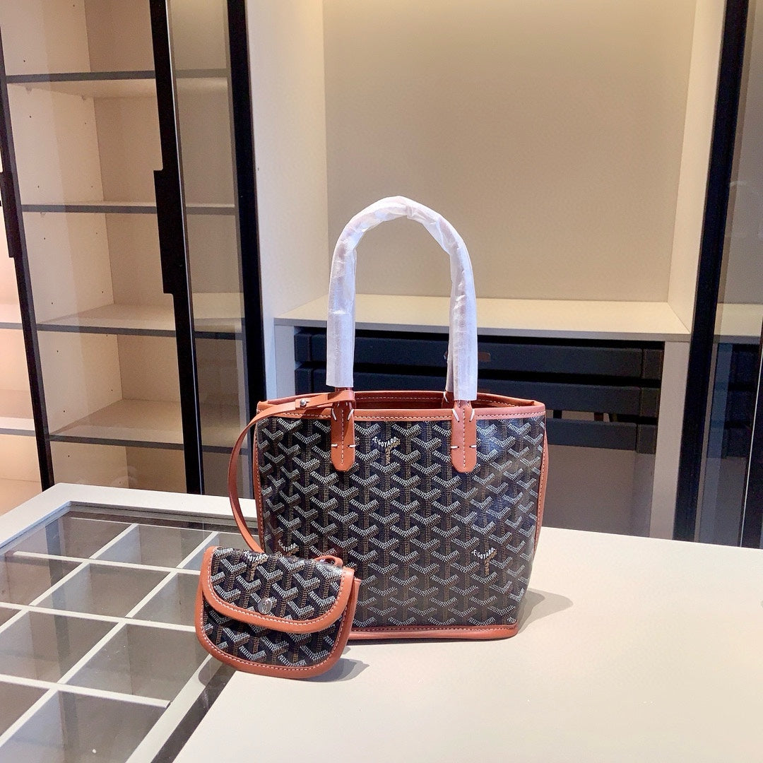 GY Classic Print Small Shopping Tote 1024052904