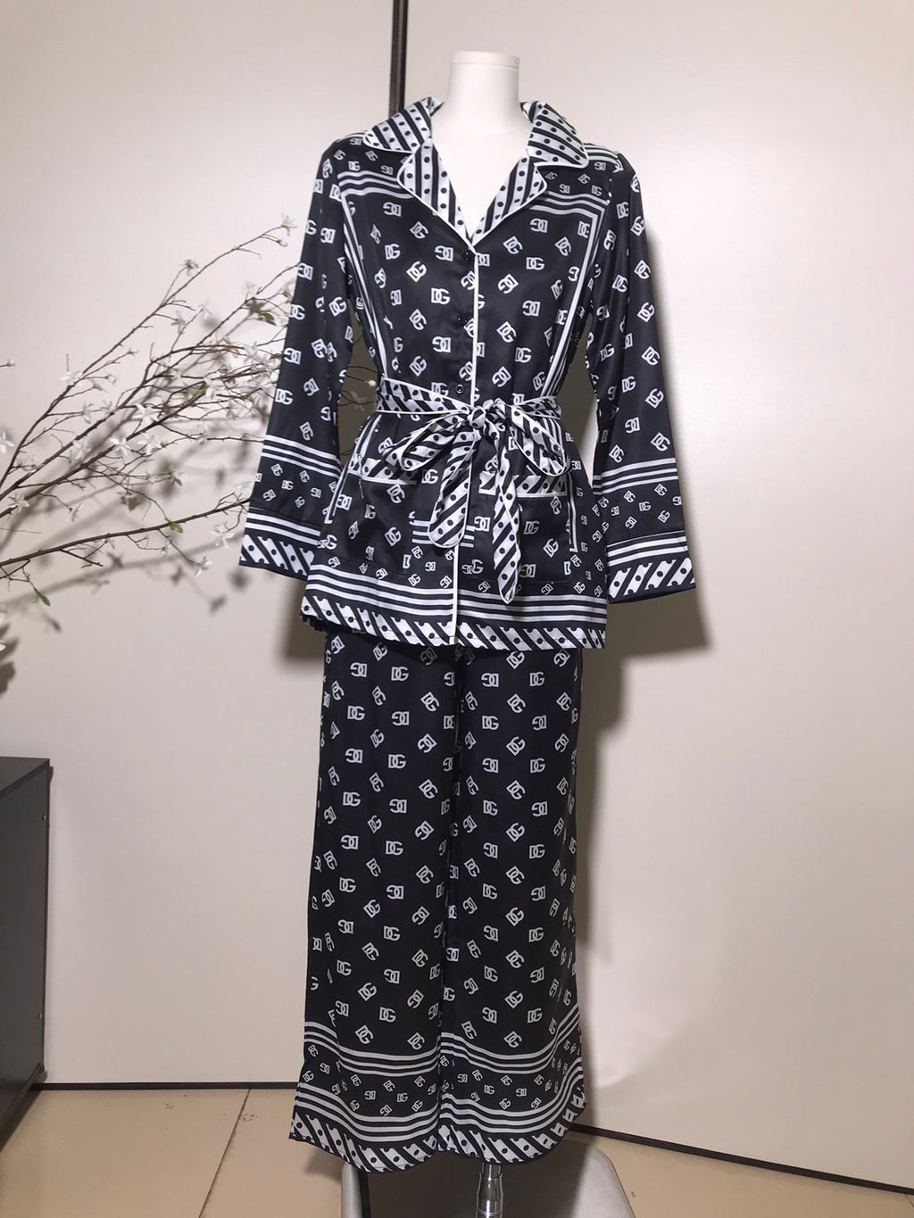 DG full print letter belt waist lapel long sleeve home pajamas set 0725032703