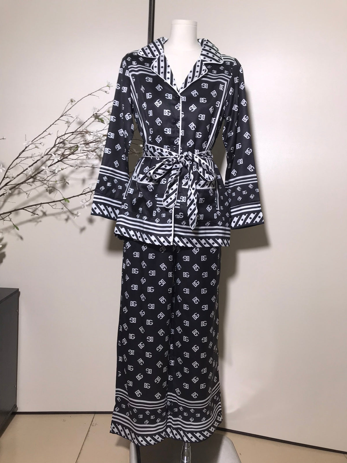 DG full print letter belt waist lapel long sleeve home pajamas set 0725032703