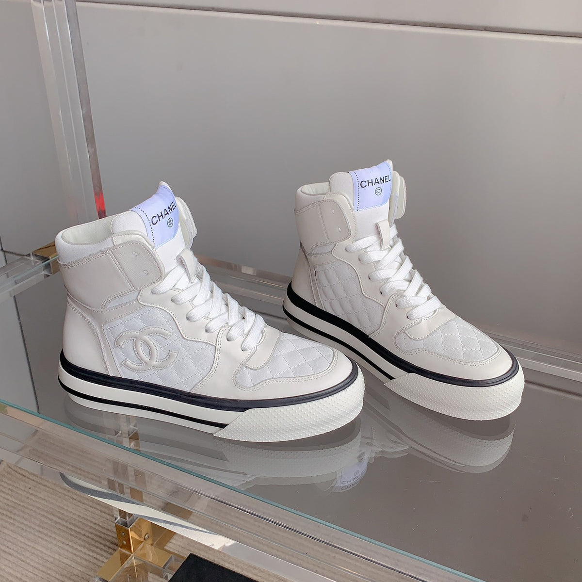 Classic versatile rhombus sneakers 1824061008