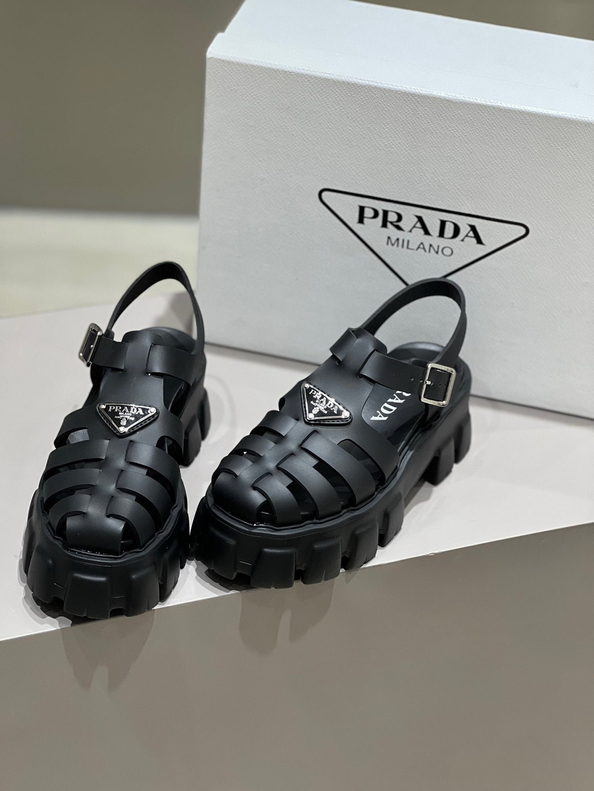 P fashion thick-soled Roman sandals 0724062402