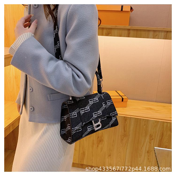 New Fashion Shoulder Bag Retro All-match Portable Small Square Bag 1024041616