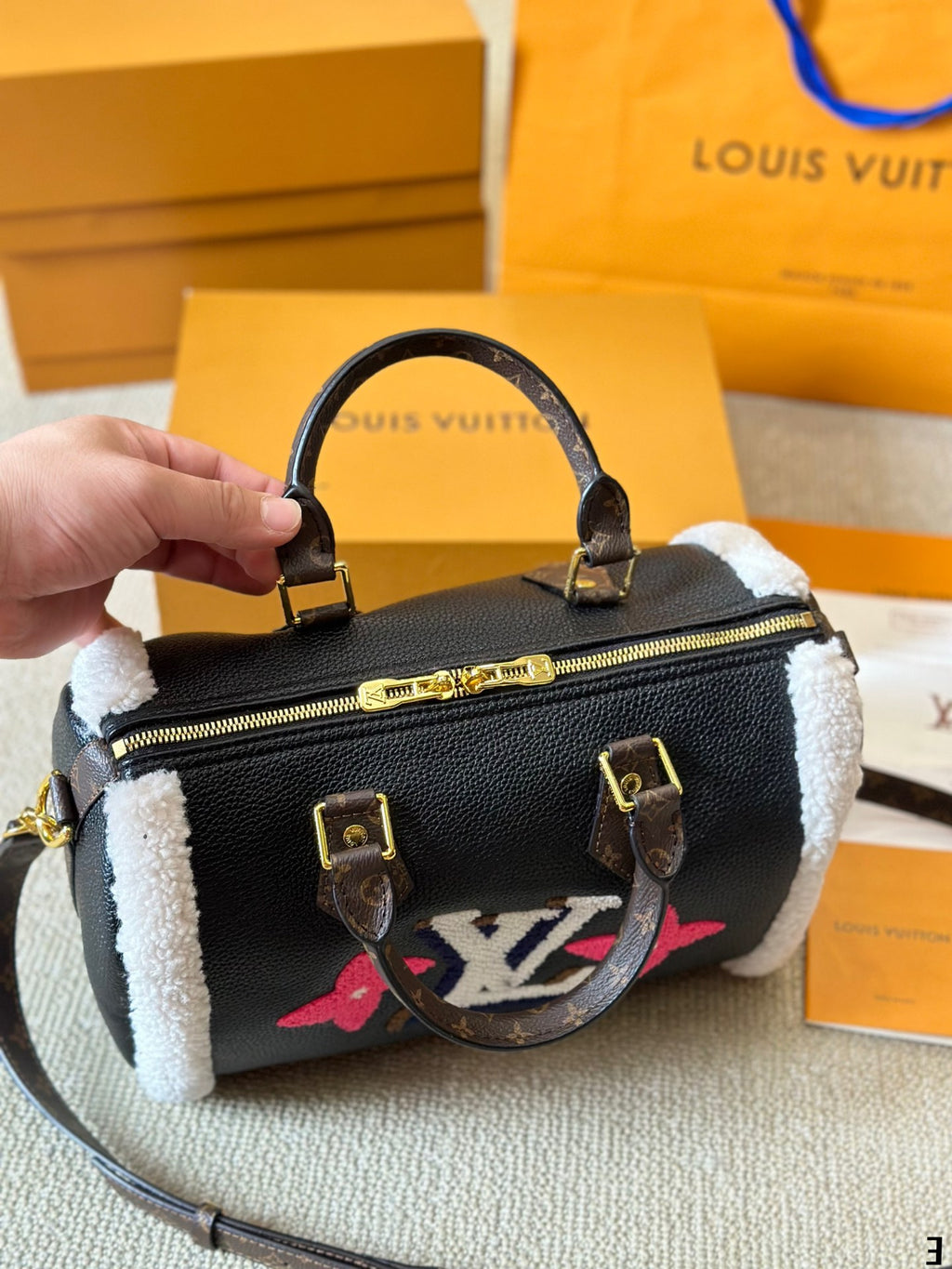 V Teddy series fashion shoulder bucket bag 0724101004