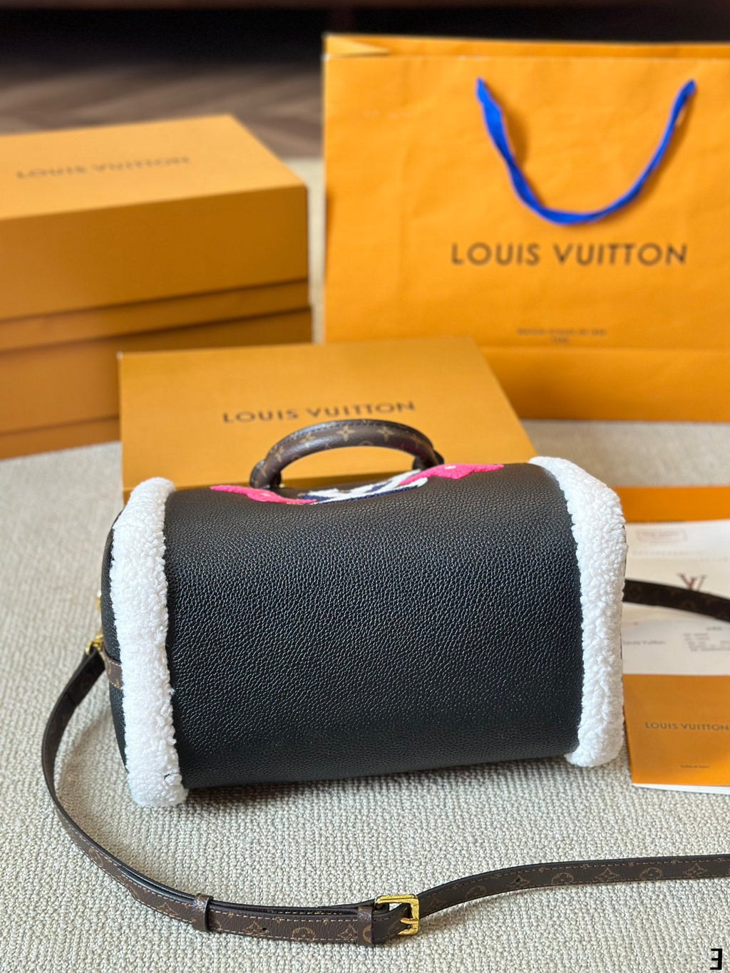 V Teddy series fashion shoulder bucket bag 0724101004