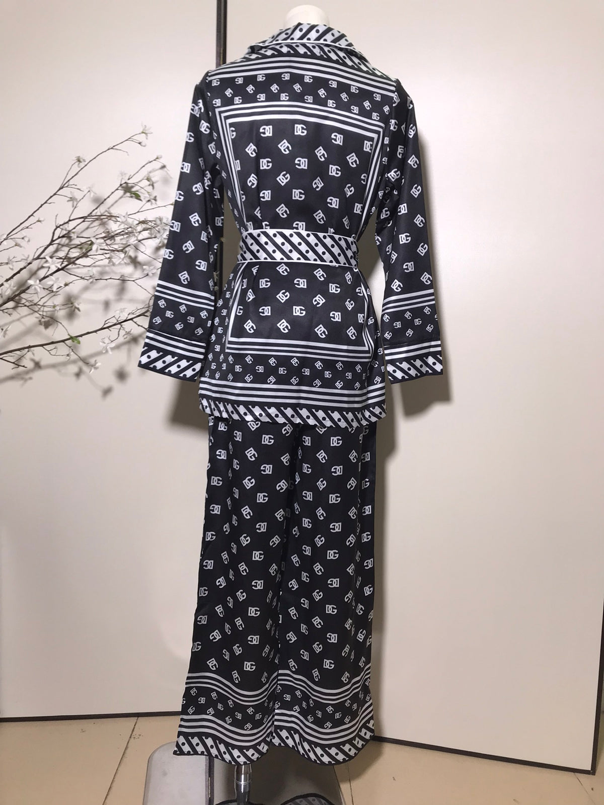 DG full print letter belt waist lapel long sleeve home pajamas set 0725032703