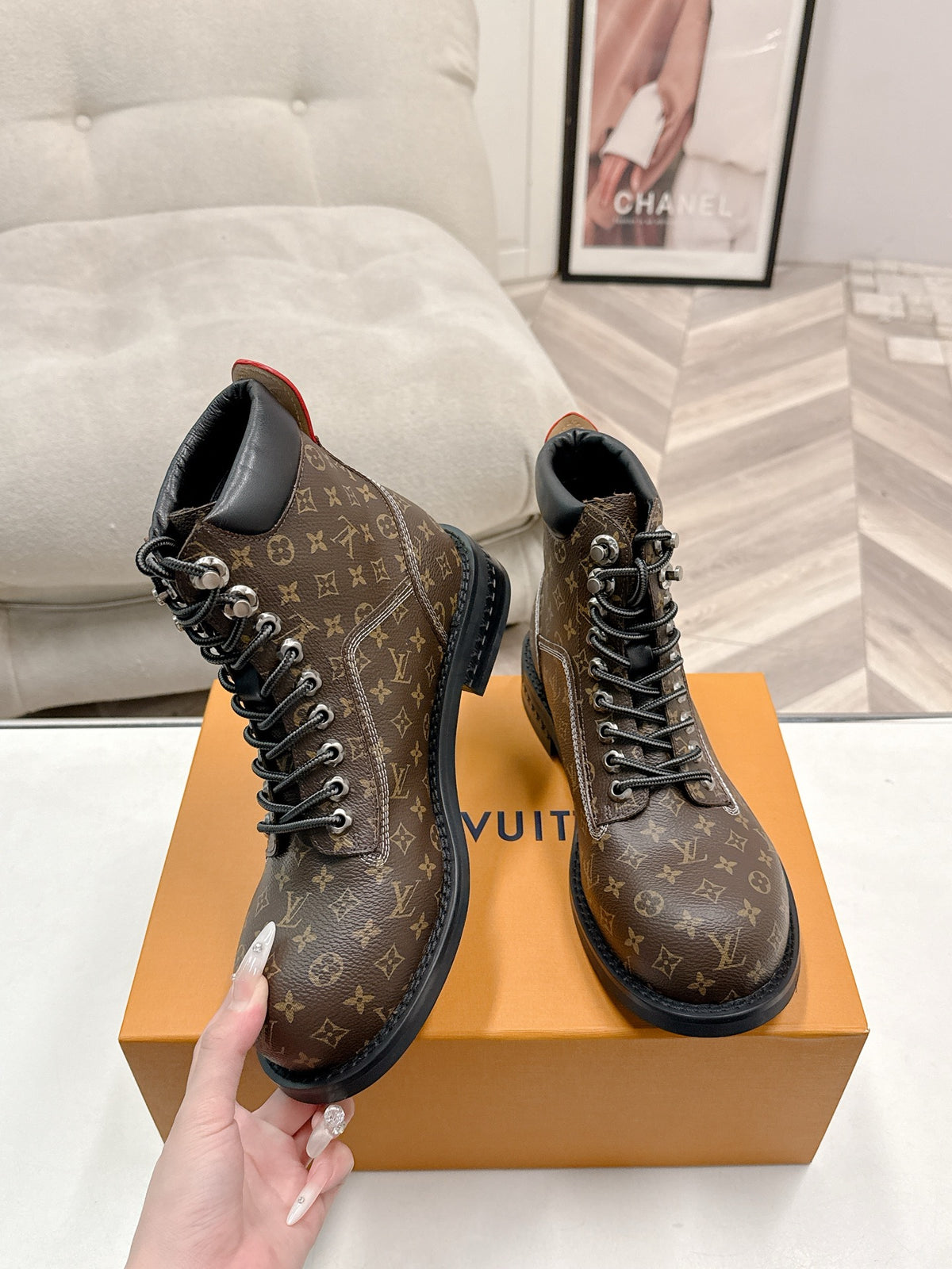 L fashion couple's Dr. Martens ankle boots 0725101303