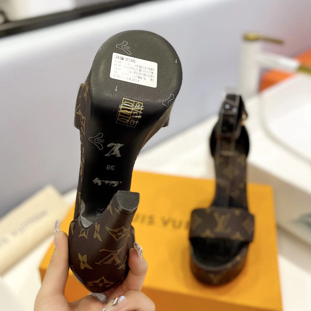 Classic Monogram versatile and elegant high heels 1824021902