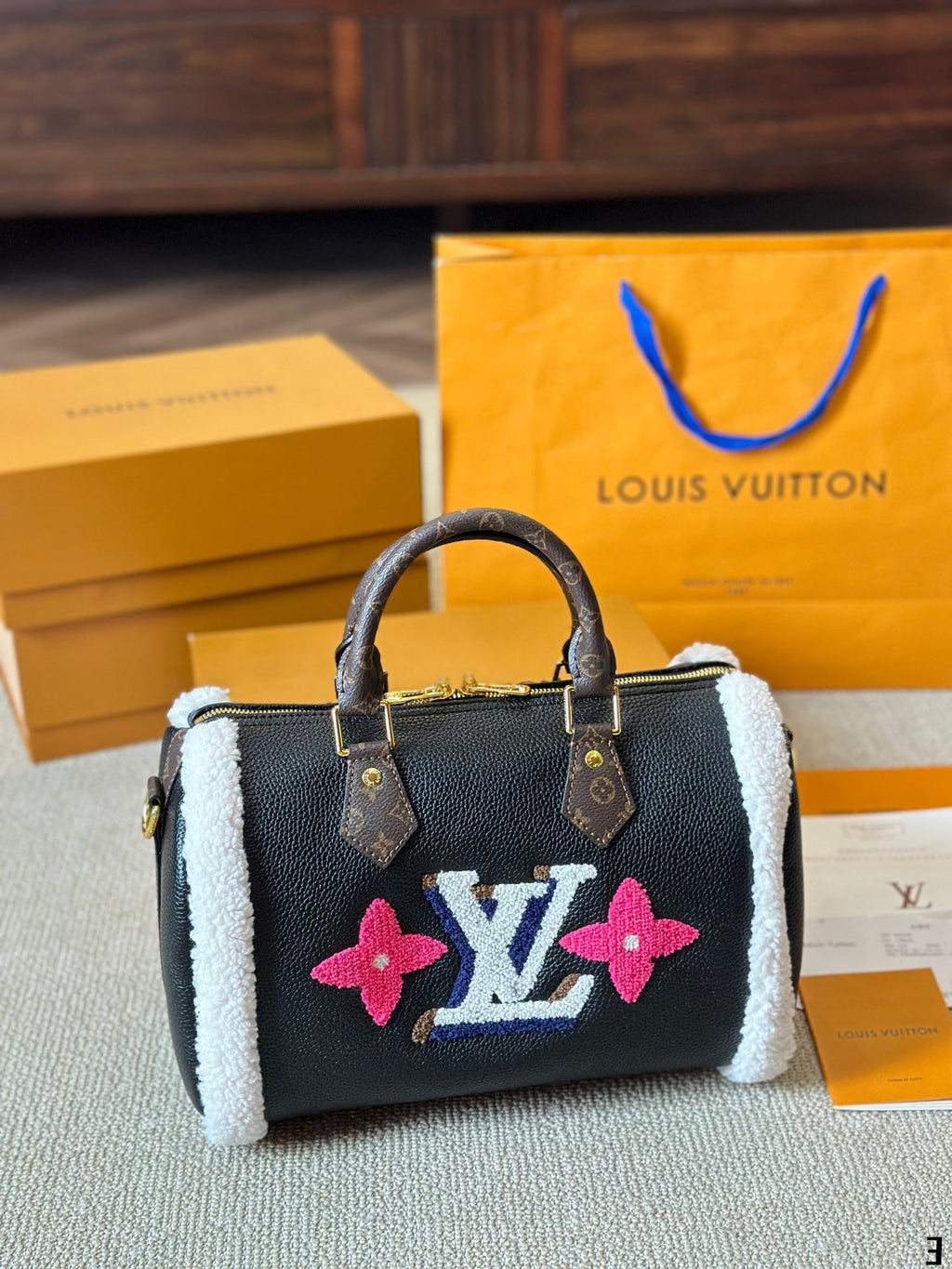V Teddy series fashion shoulder bucket bag 0724101004