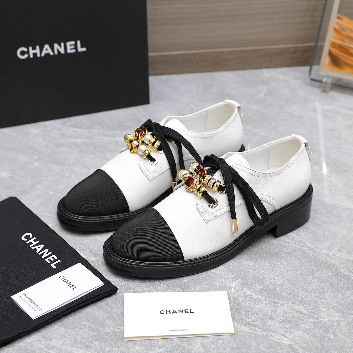 24P new double C pearl gemstone heavy metal buckle leather shoes 0724090504