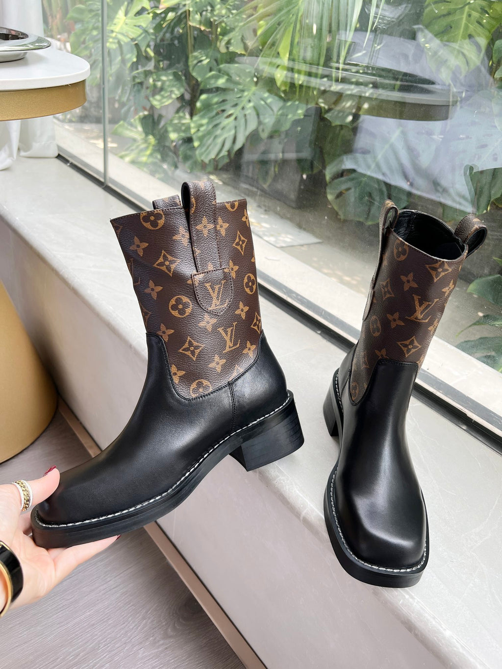 V Logo stylish embossed printed leather booties 0724101802