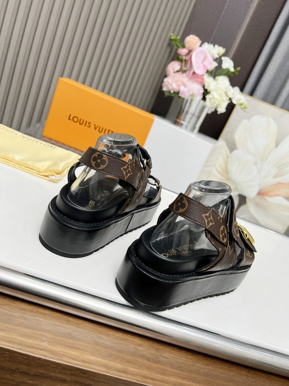 24 New Women's Thick Soled Sandals XC0424050603