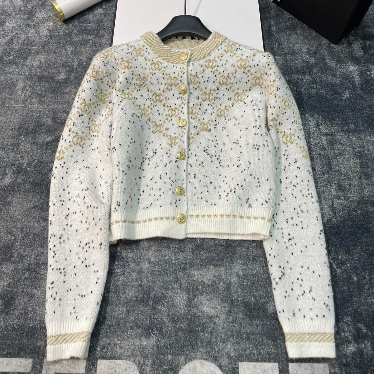 fashion gold thread jacquard custom gold buckle custom yarn gradient round neck long sleeve buttoned knitted sweater cardigan jacket XC0723112005