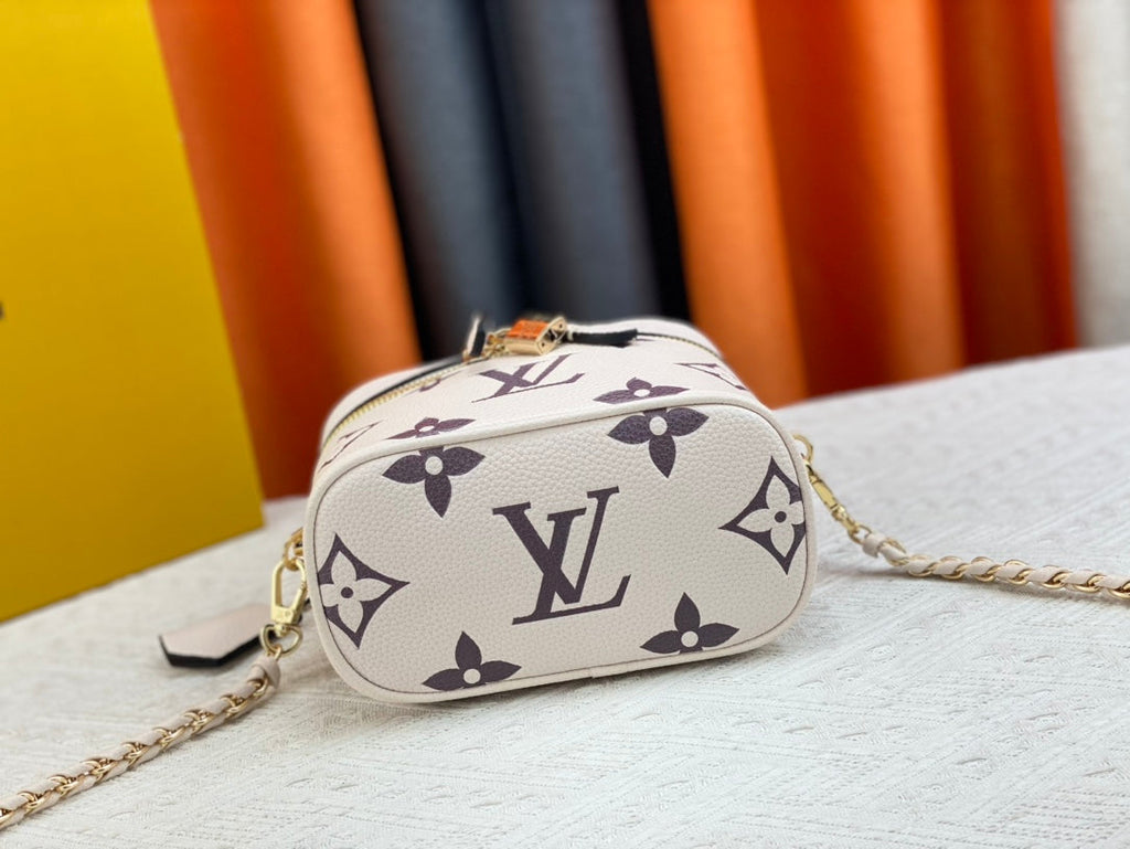 V Vanity Small Bag XC0823042027