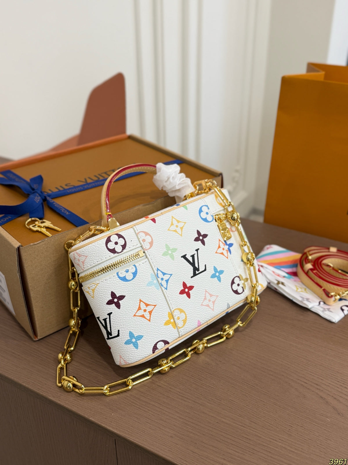 L 26SS Women's Cosmetic Bag CWT1326081009