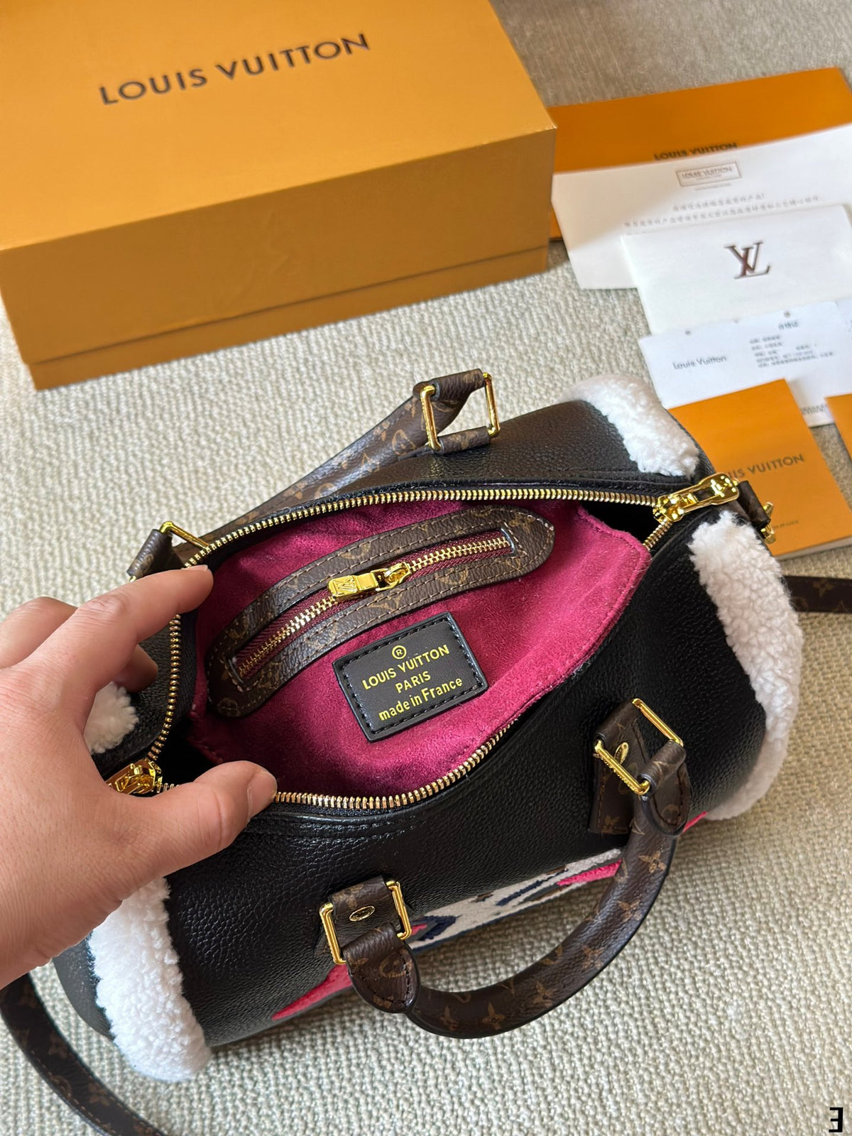 V Teddy series fashion shoulder bucket bag 0724101004