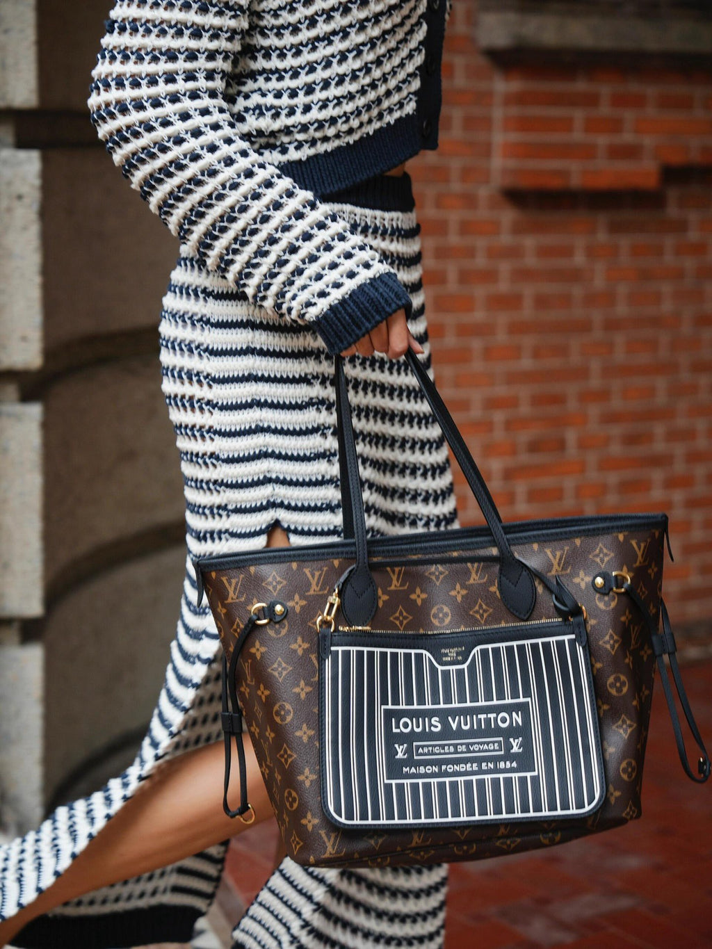 V 24ss new fashion printed handbag 0724101702