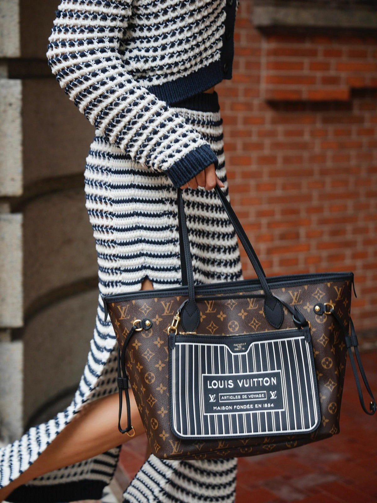 V 24ss new fashion printed handbag 0724101702