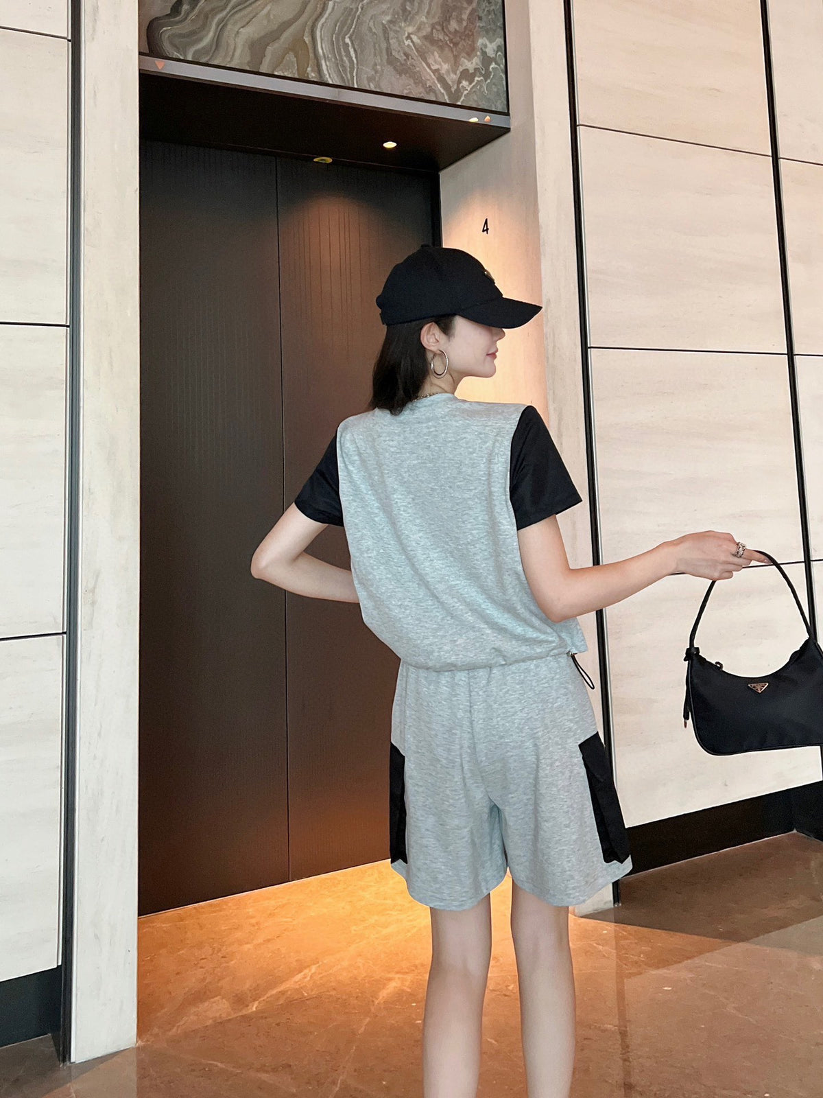 P 24ss new suit round neck splicing sweater shorts suit 0724071806