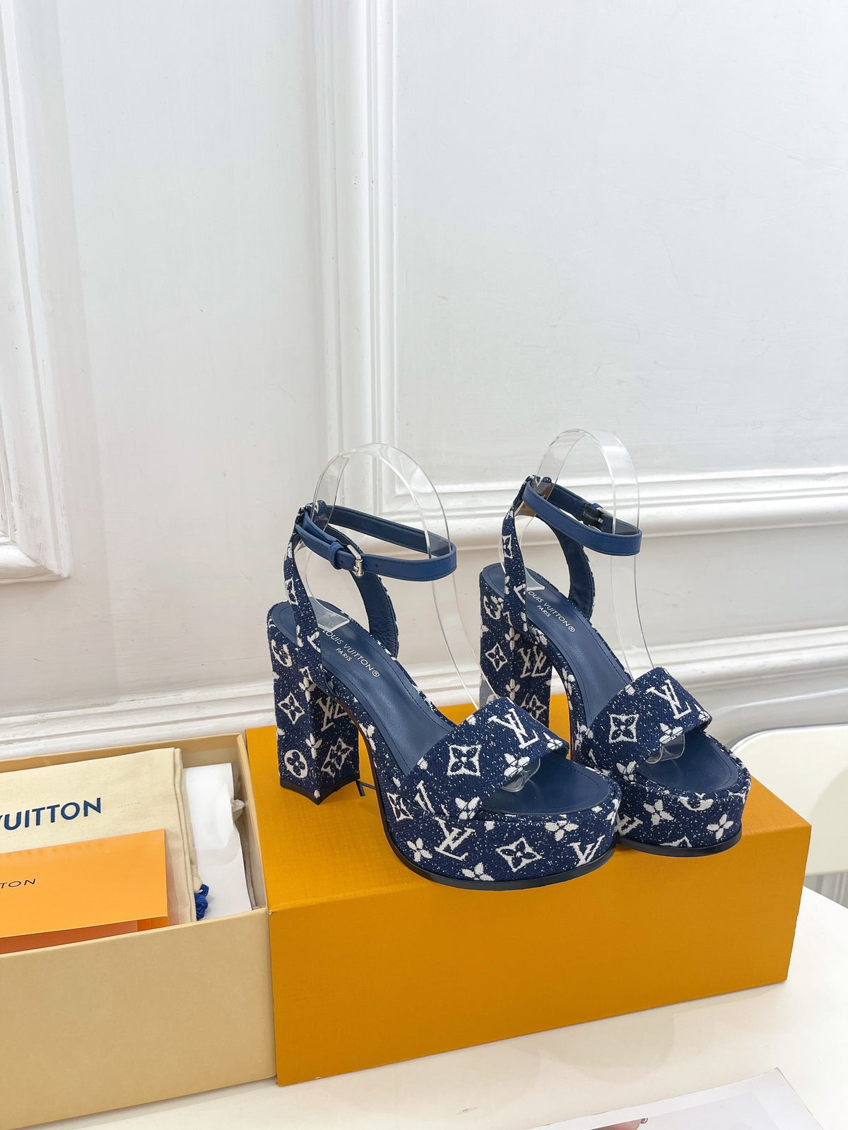 23 Ladies fashion luxury high heels SXC051502