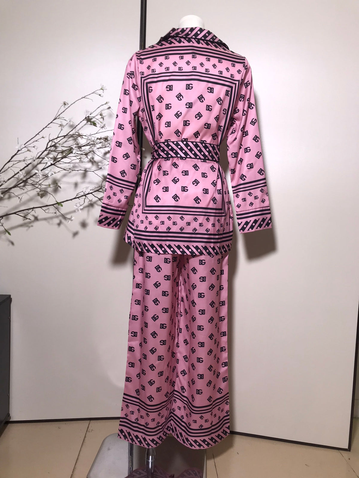 DG full print letter belt waist lapel long sleeve home pajamas set 0725032703