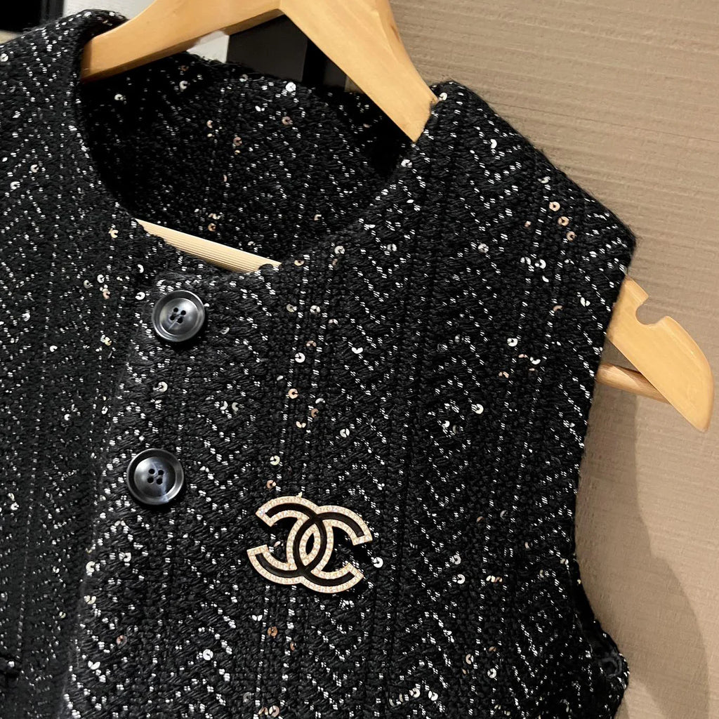 Customised tweed waistcoat with brooch 1024122715
