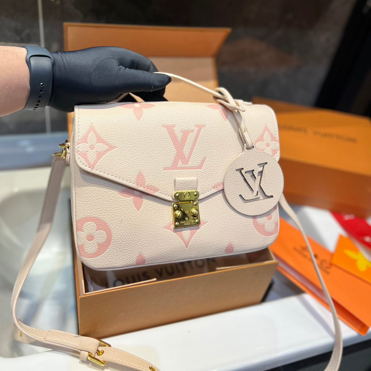 New V Logo Messenger Bag XC16060306