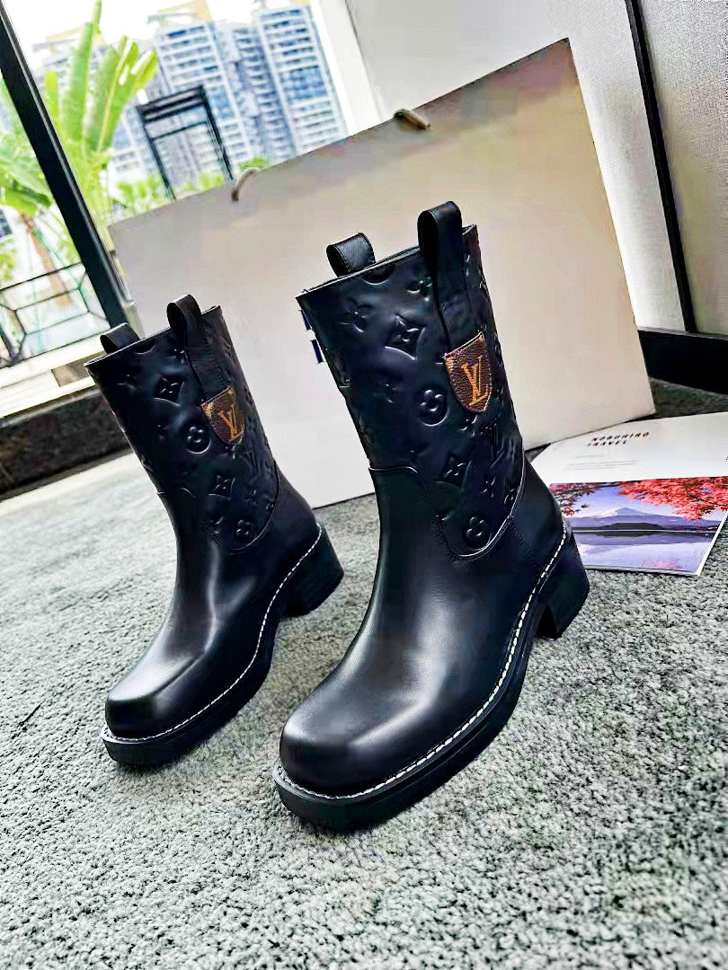 V Logo stylish embossed printed leather booties 0724101802