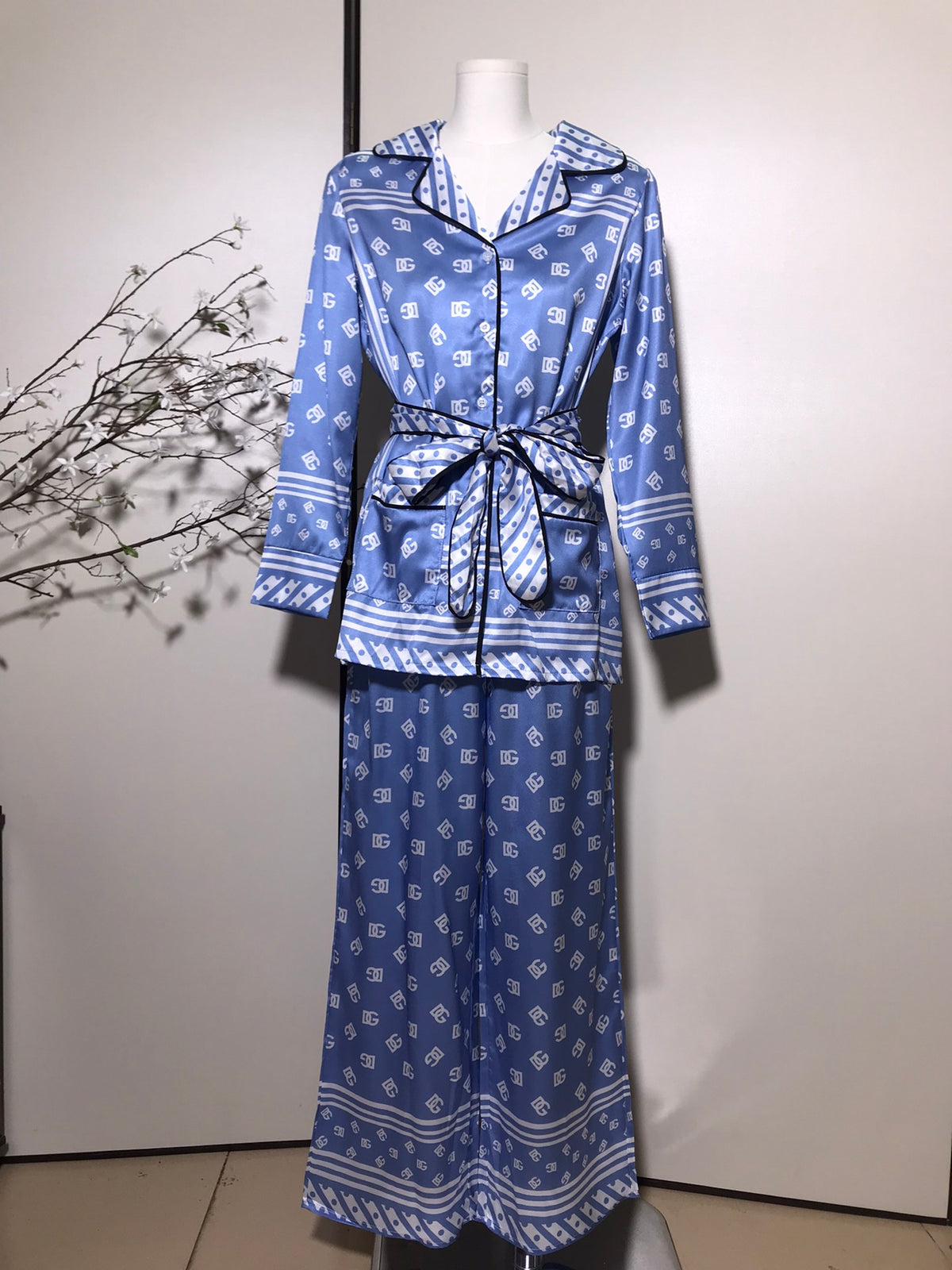 DG full print letter belt waist lapel long sleeve home pajamas set 0725032703