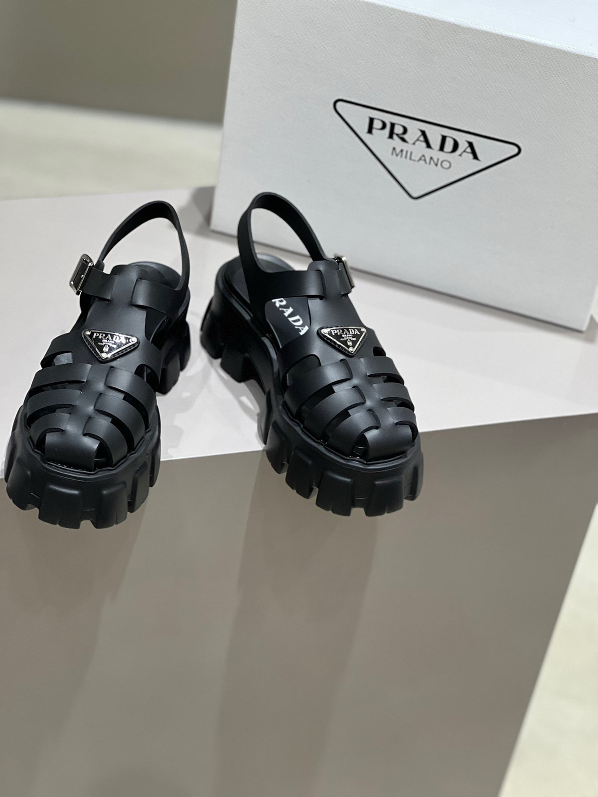 P fashion thick-soled Roman sandals 0724062402