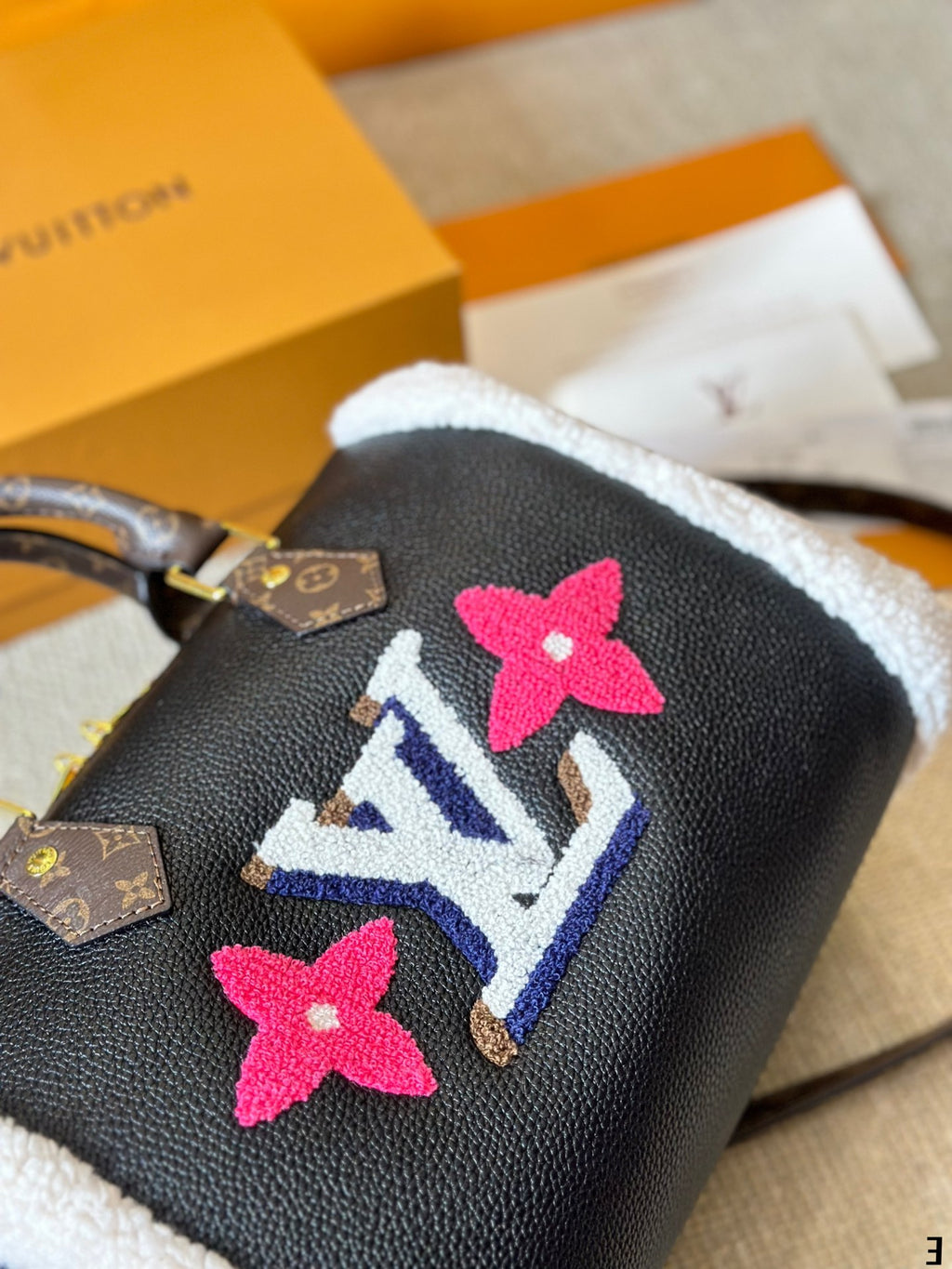 V Teddy series fashion shoulder bucket bag 0724101004