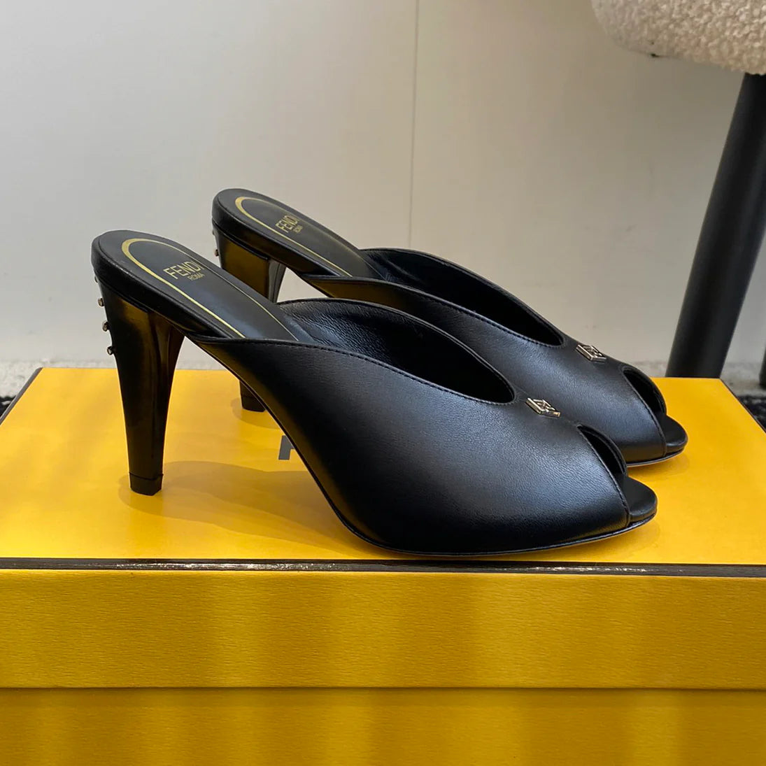 New round head fish mouth high heel sandals 1025050701