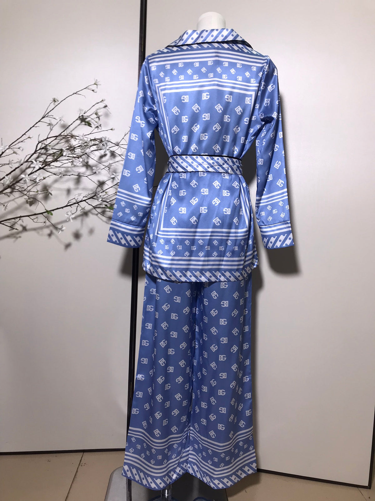 DG full print letter belt waist lapel long sleeve home pajamas set 0725032703