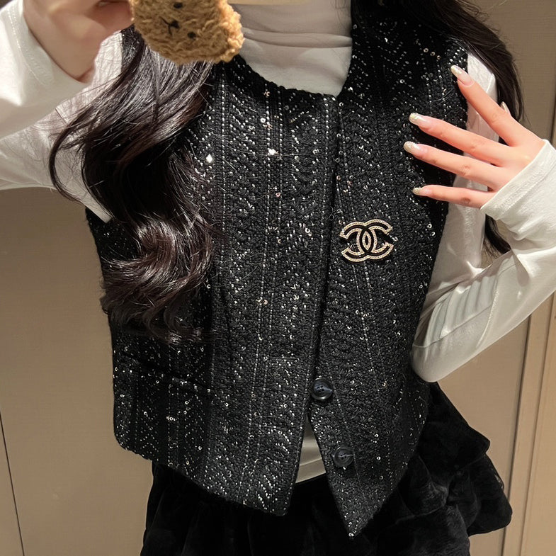 Customised tweed waistcoat with brooch 1024122715