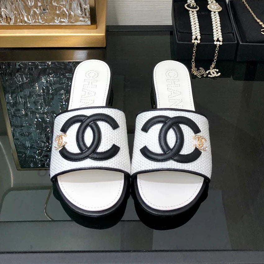 Luxurious new shoes sandals 1024052417